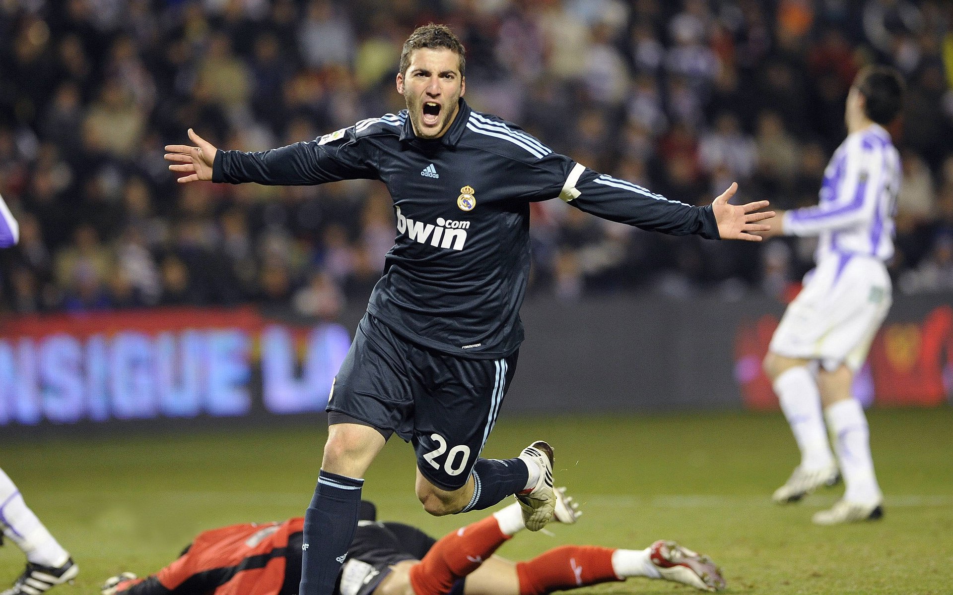 塞维利亚的黄昏与巴黎的黎明，梅西如何用一脚弧线改写两个国家的足球叙事